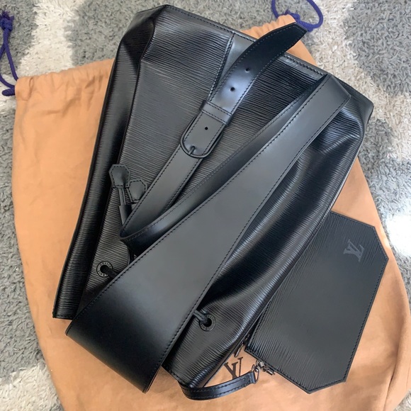 🖤RARE🖤 LV Epi Backpack sling In Noir - Picture 3 of 8